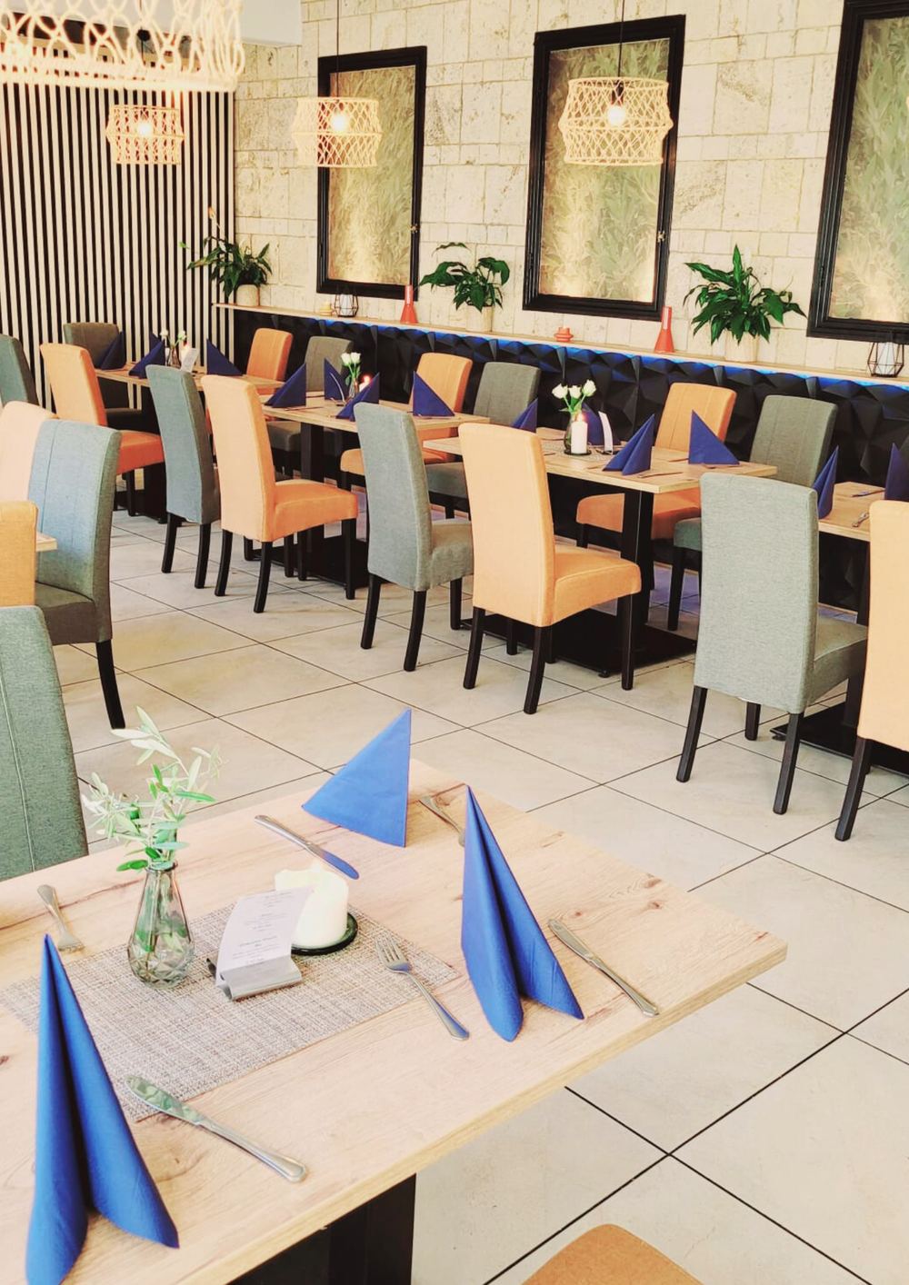 Gedeckter Tisch mit blauen Servietten im Restaurant Melathron